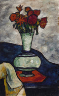 Quadro decorativo com vaso de flores coloridas em estilo expressionista, pintado por August Macke. O vaso é verde claro, as flores são em tons de vermelho e laranja, sobre um fundo cinza e uma mesa azul escura com um pano claro.