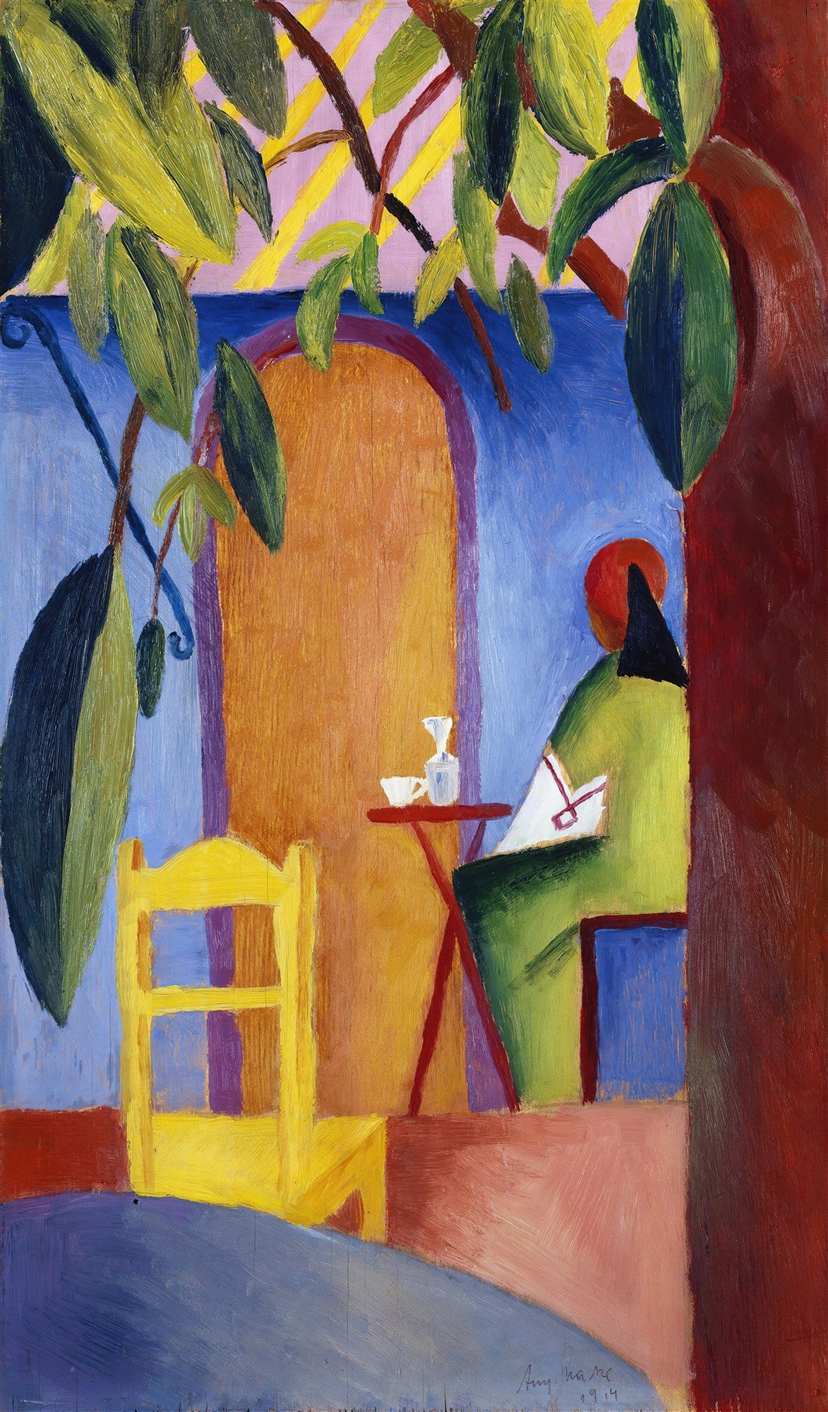 Pintura de August Macke, "Na Varanda", com uma figura sentada em uma varanda sob folhas verdes e luz solar, destacando cores vibrantes como azul, amarelo e vermelho. Um quadro decorativo que evoca paz e contemplação.