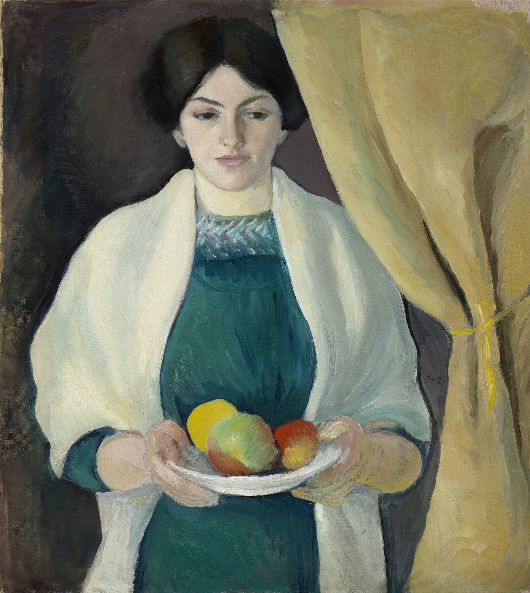 Retrato de uma mulher de cabelo escuro, vestindo um vestido verde e um xale branco, segurando um prato com frutas coloridas: uma maçã verde, uma amarela e uma vermelha. Cortina amarela ao lado direito. Estilo Expressionista.