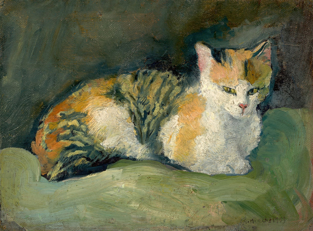 Pintura a óleo de August Macke, intitulada 'Gato em uma Almofada Verde', mostrando um gato tricolor (branco, laranja e marrom escuro) deitado sobre uma almofada verde escura com um fundo escuro. O gato tem olhos esverdeados e uma expressão calma.