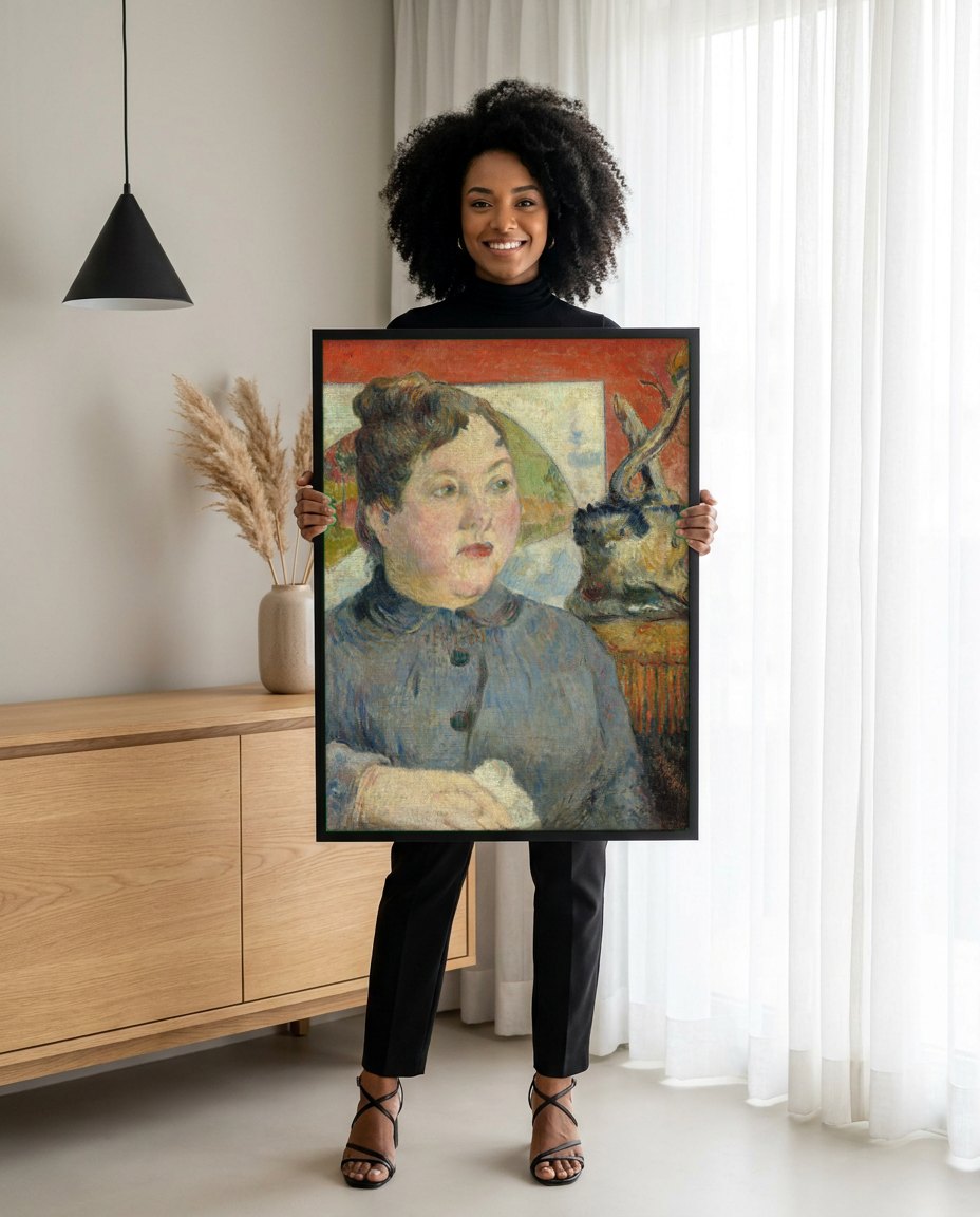 Quadro Decorativo A Mulher com as Mãos Brancas - Gauguin | modelo apresentando o quadro emoldurado