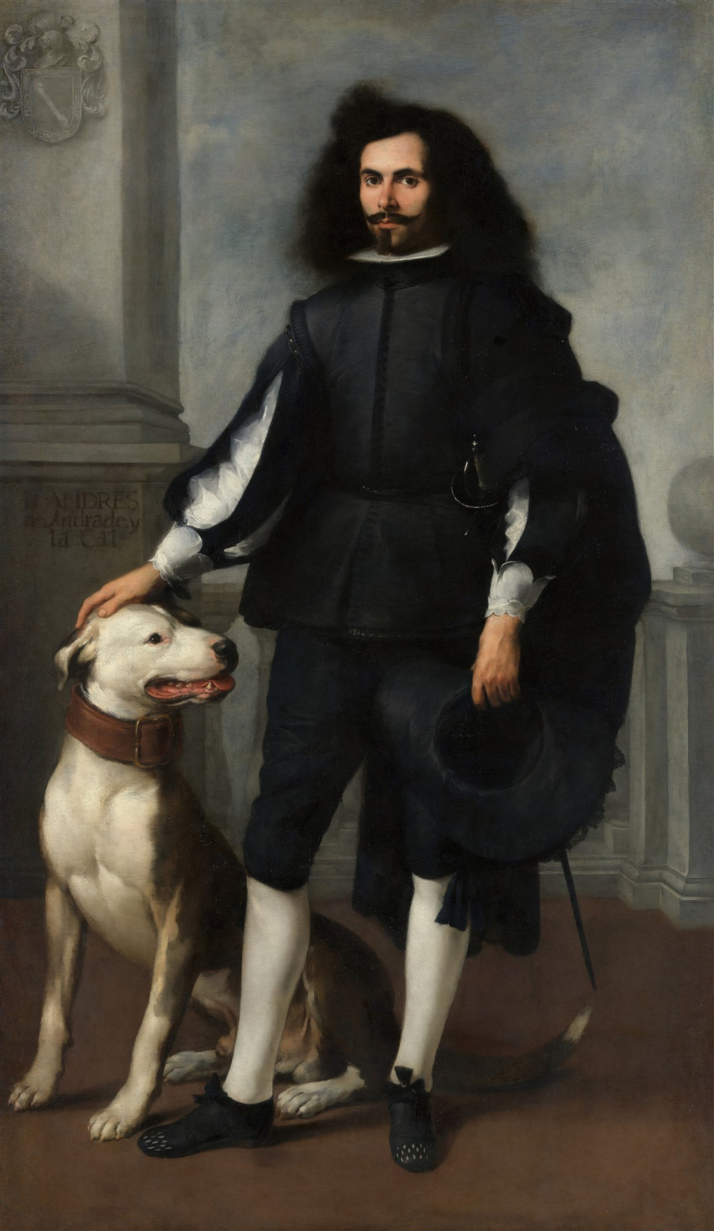 Quadro decorativo mostrando um retrato de um cavalheiro com bigode e cabelo longo e escuro, vestindo roupas escuras e elegantes do século XVII, com um cão branco e marrom sentado ao seu lado, em um fundo de colunas e céu cinzento. A mão do cavalheiro repousa sobre a cabeça do cão.