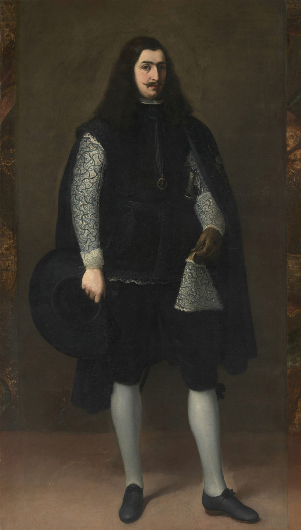Retrato de corpo inteiro de um cavalheiro com cabelos longos, bigode fino, vestindo roupas escuras e elaboradas do século XVII, segurando um chapéu e um lenço rendado, em fundo neutro e escuro.