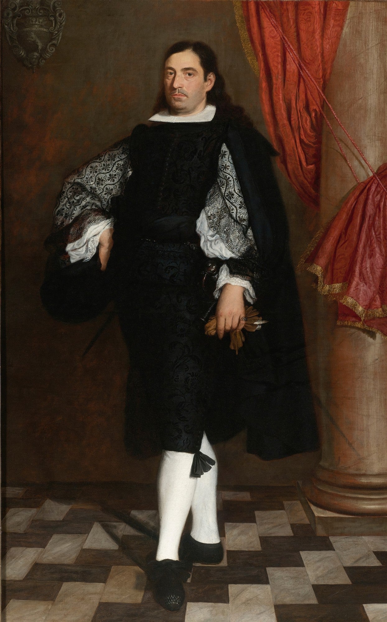 Quadro decorativo com um retrato de corpo inteiro de um cavalheiro do século XVII, vestido em trajes escuros ricamente detalhados, com mangas brancas rendadas, em uma pose imponente. Atribuído a Murillo.