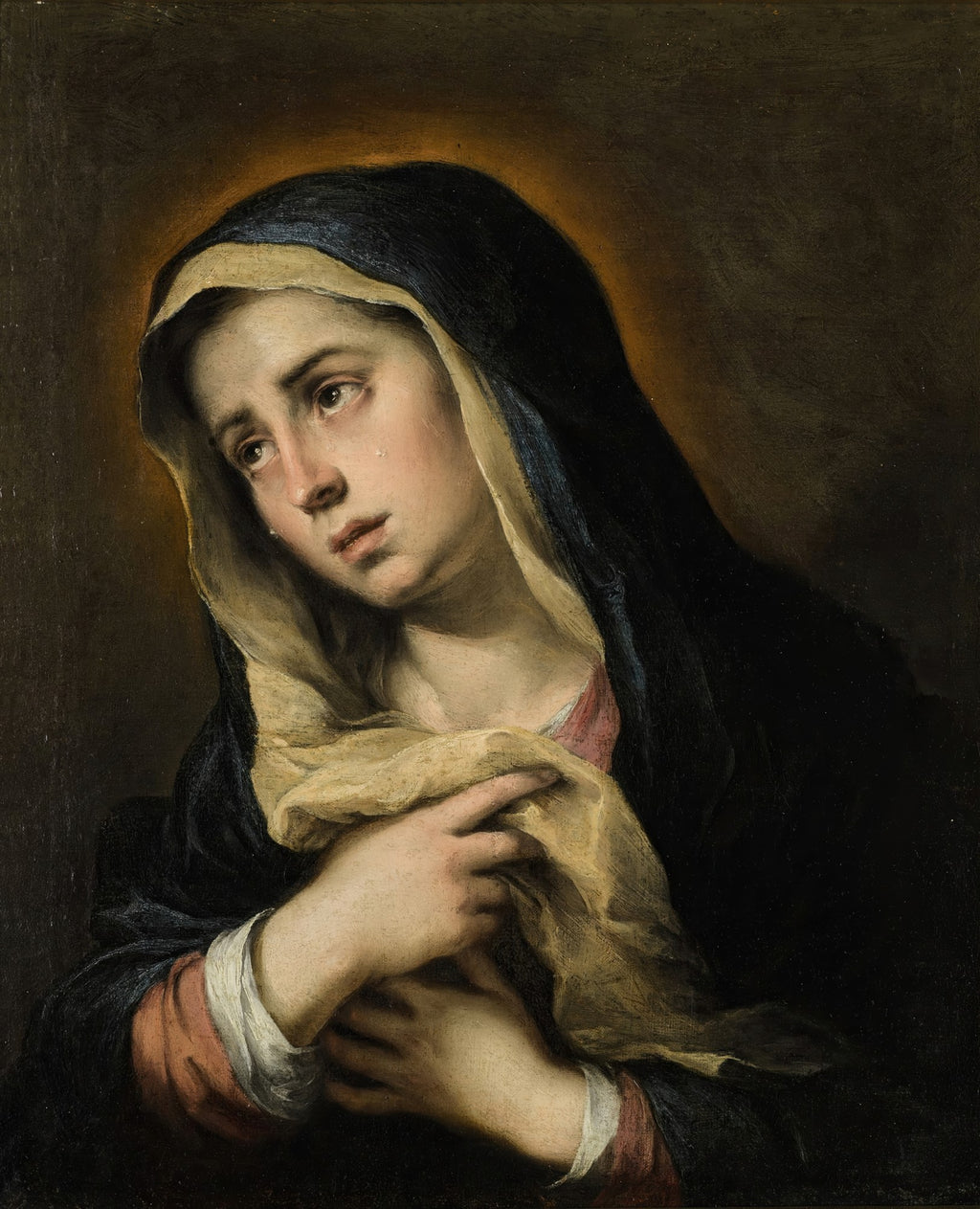 Quadro decorativo mostrando o rosto de uma mulher jovem, com expressão de tristeza profunda e lágrimas escorrendo, usando um véu azul escuro e um manto bege. A iluminação destaca seu rosto em contraste com o fundo escuro. Obra de Bartolomé Estebán Murillo, intitulada A Dolorosa.