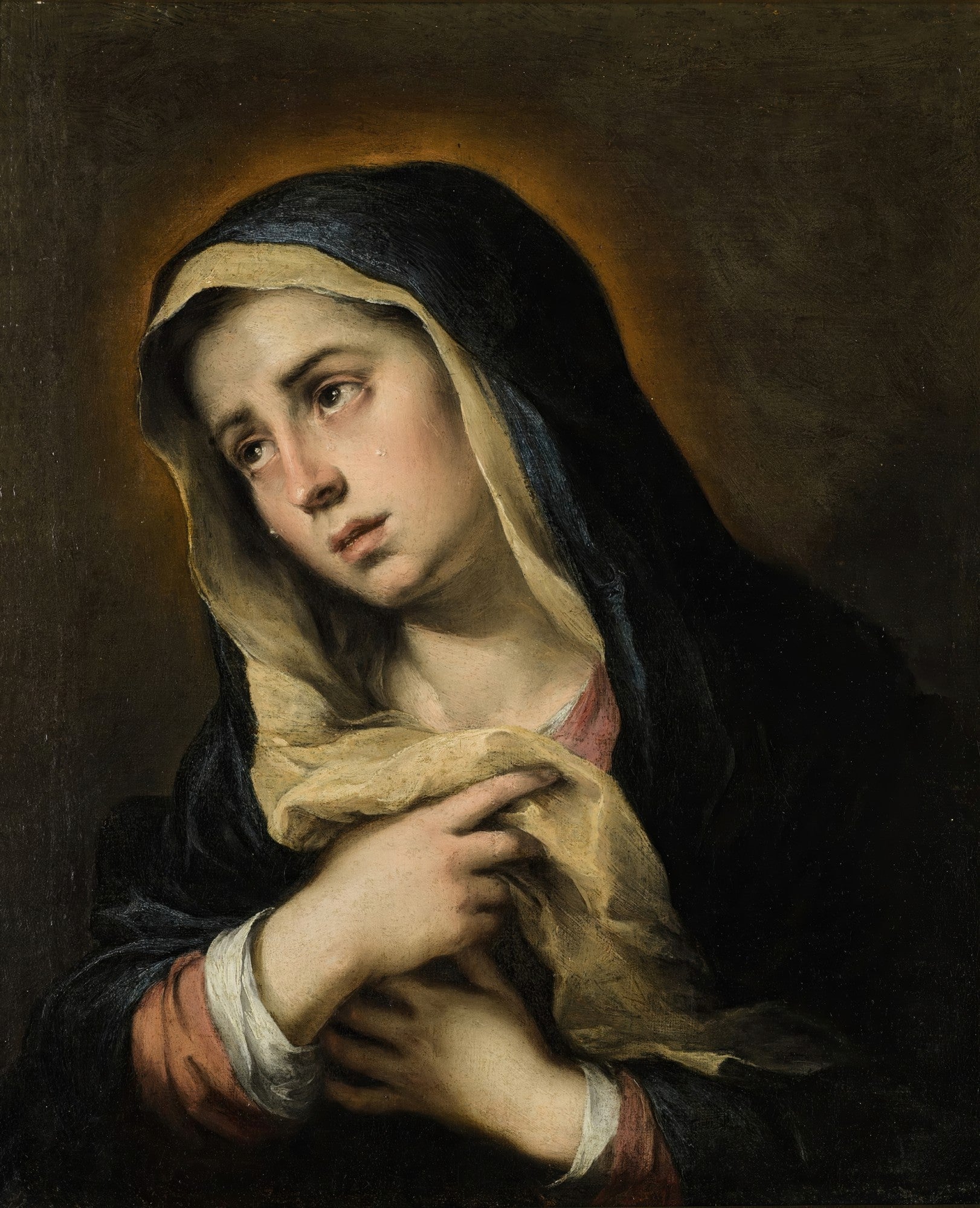 Quadro decorativo mostrando o rosto de uma mulher jovem, com expressão de tristeza profunda e lágrimas escorrendo, usando um véu azul escuro e um manto bege. A iluminação destaca seu rosto em contraste com o fundo escuro. Obra de Bartolomé Estebán Murillo, intitulada A Dolorosa.