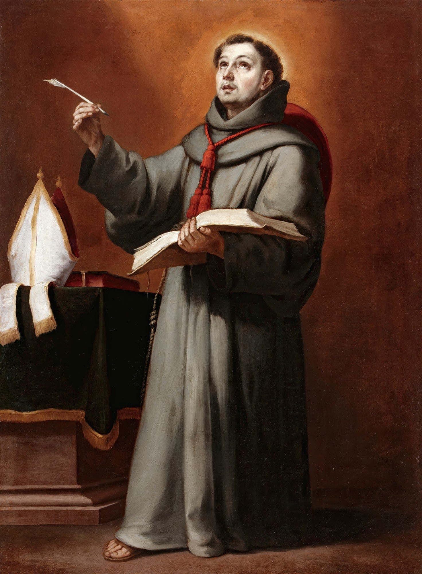Quadro decorativo do Santo com Livro e Pena, atribuído a Bartolomé Estebán Murillo. Um santo em vestes cinzas, com auréola, segura um livro e uma pena, olhando para cima em êxtase, com luz divina sobre ele. Ao lado, uma mitra branca sobre uma mesa escura.