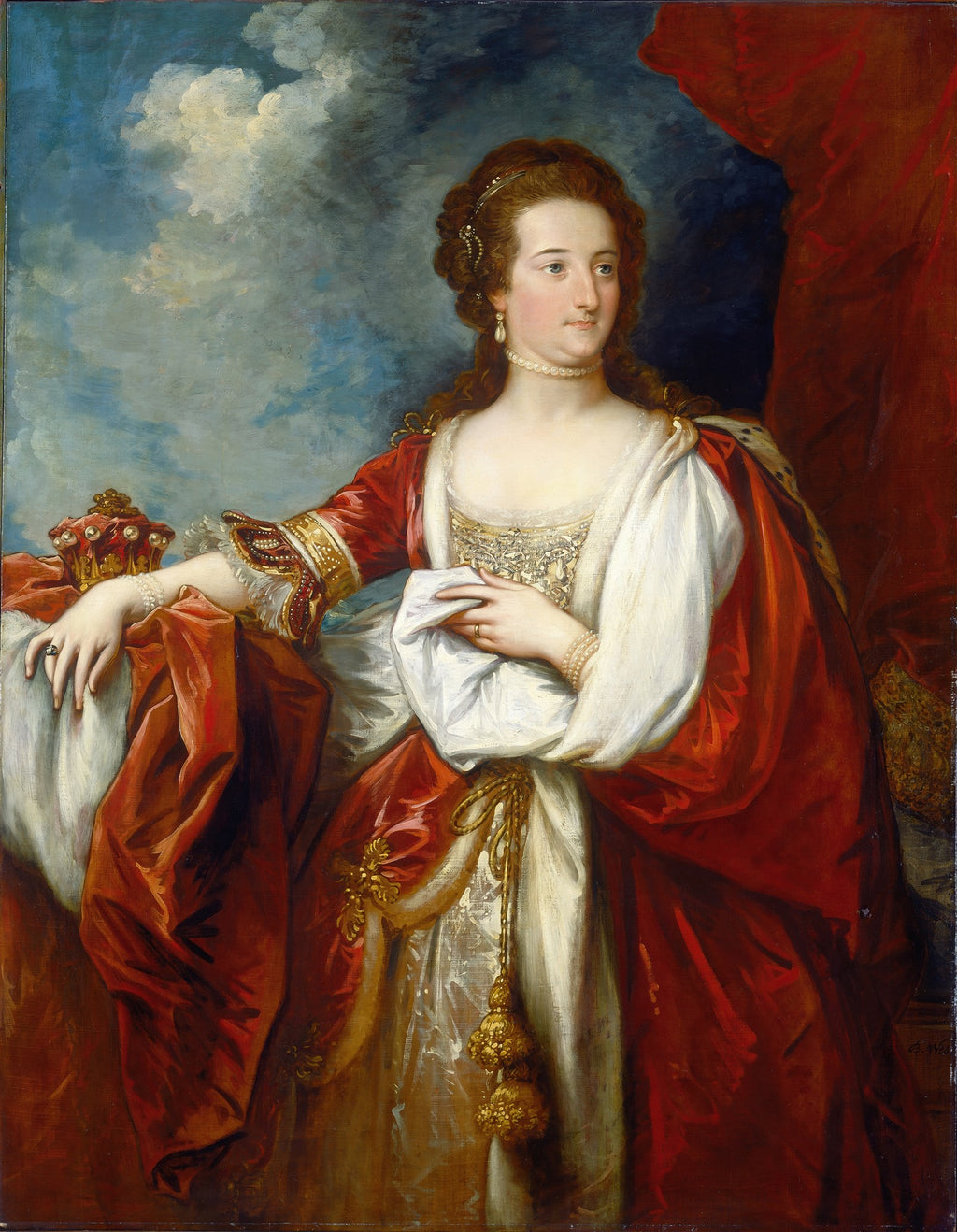 Retrato da Rainha Charlotte, esposa do Rei George III, pintado por Benjamin West. A rainha usa um vestido branco e vermelho com detalhes dourados, pérolas e uma coroa ao lado, em um fundo azul e cortina vermelha.