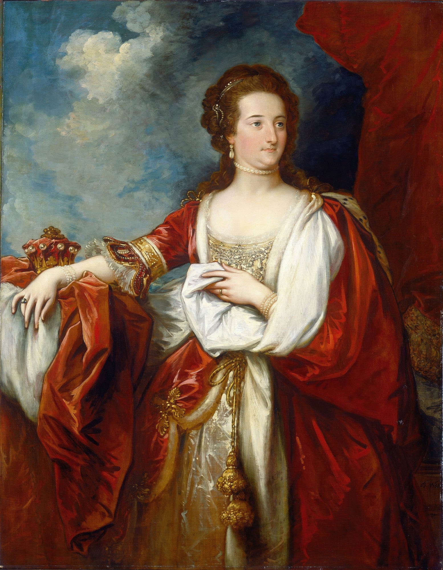 Retrato da Rainha Charlotte, esposa do Rei George III, pintado por Benjamin West. A rainha usa um vestido branco e vermelho com detalhes dourados, pérolas e uma coroa ao lado, em um fundo azul e cortina vermelha.