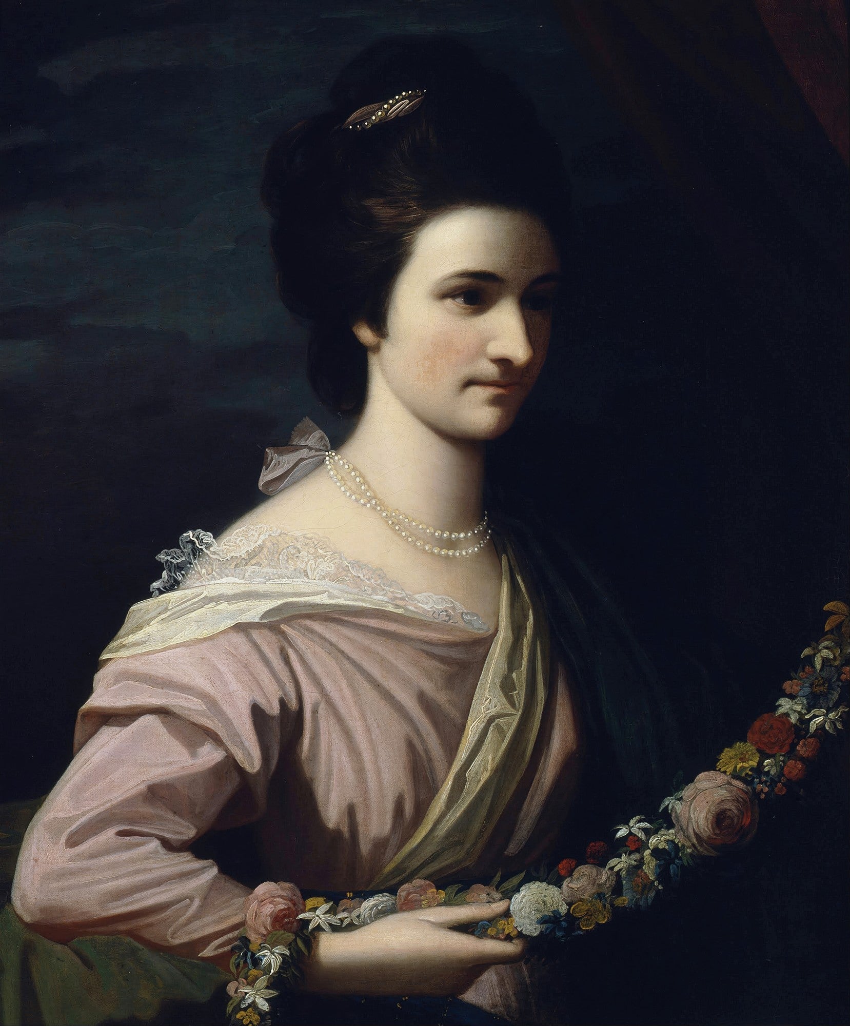 Retrato clássico de uma mulher jovem, com vestido rosa, colar de pérolas e grinalda floral, atribuído a Benjamin West. Fundo escuro.