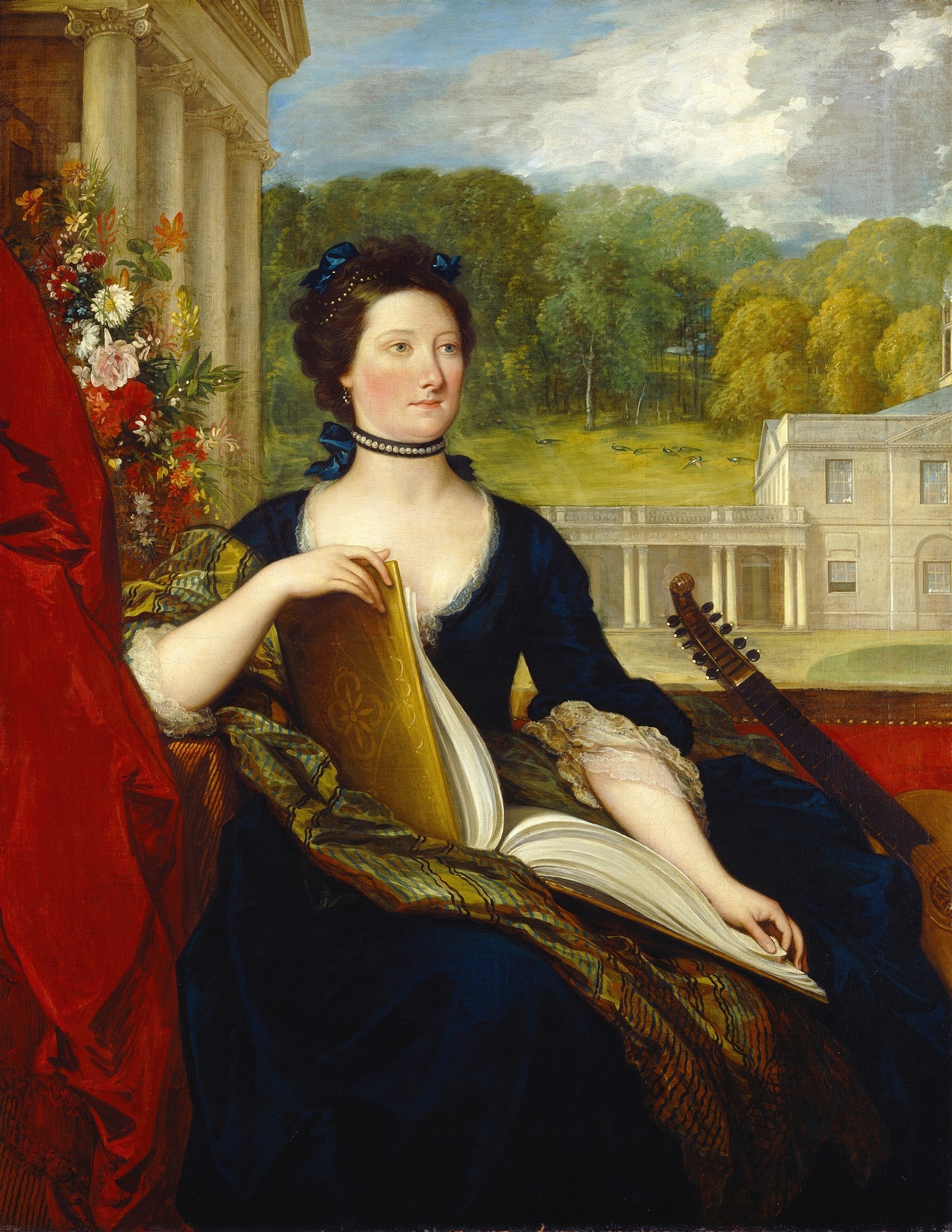 Retrato de uma senhora em vestido azul escuro, segurando um livro, com cenário de paisagem e arquitetura clássica. Obra atribuída a Benjamin West.