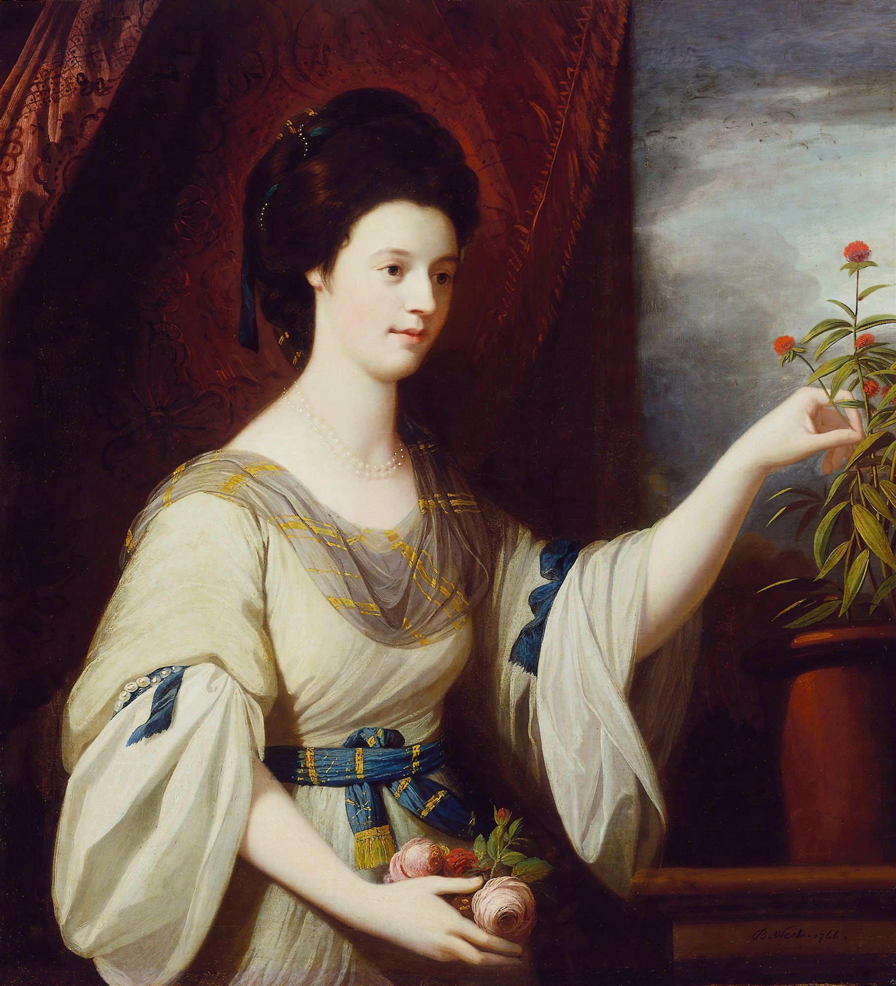 Retrato de mulher jovem de vestes claras e azuis, com colar de pérolas, tocando uma planta com flores vermelhas, pintado por Benjamin West.