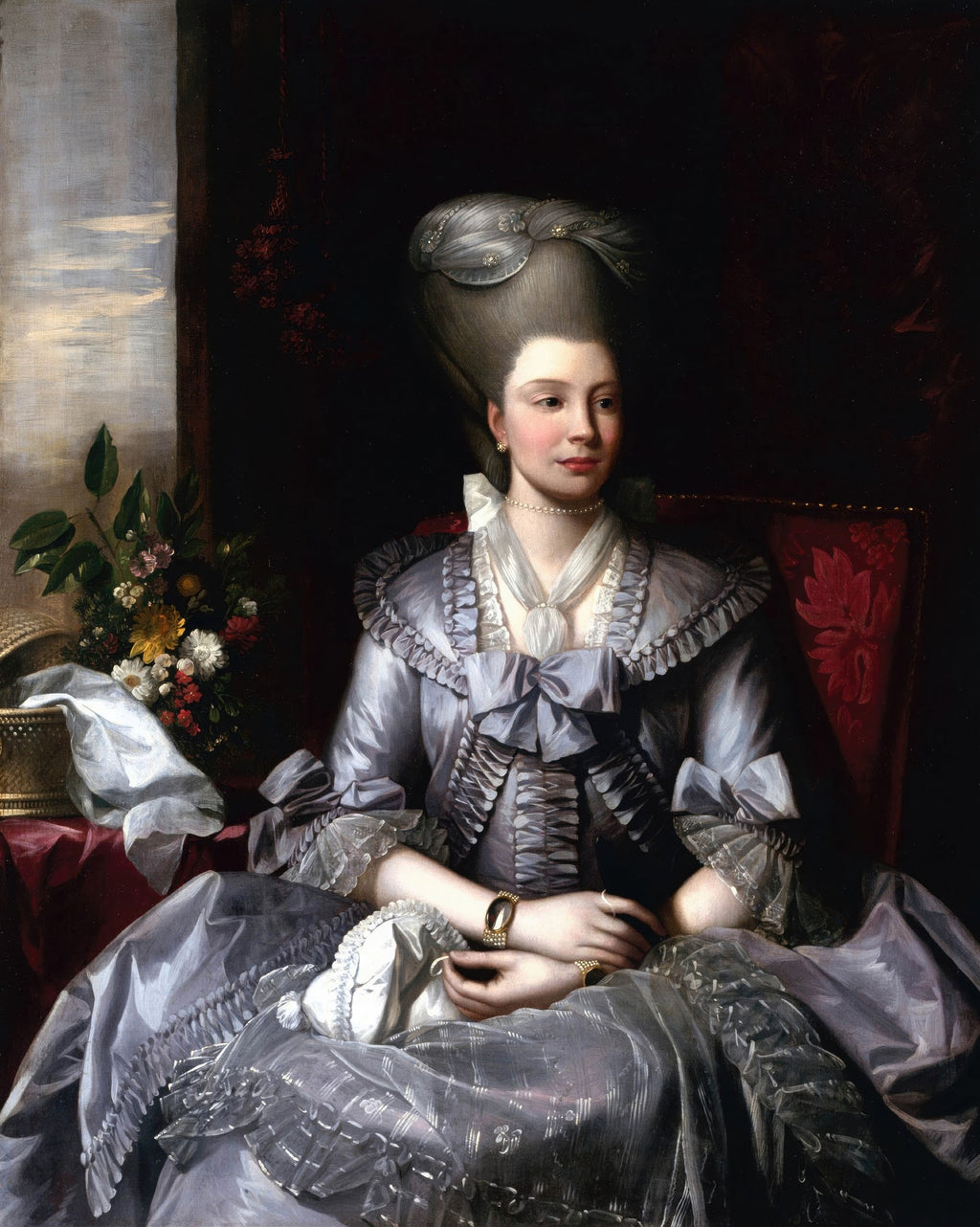 Retrato de uma dama elegante do século XVIII, vestida em um traje cinza-azulado com babados e laços, penteado alto, sentada em uma cadeira vermelha, com um vaso de flores ao lado e uma janela ao fundo. Pintura de Benjamin West.