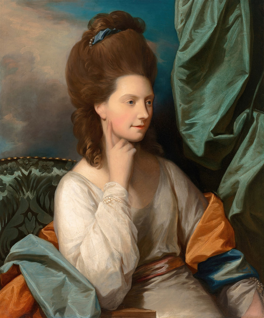 Retrato de uma mulher jovem com cabelo castanho volumoso e um laço azul, vestindo roupa clara e mangas esvoaçantes, em um fundo de cortina verde e céu azul. Atribuído a Benjamin West.