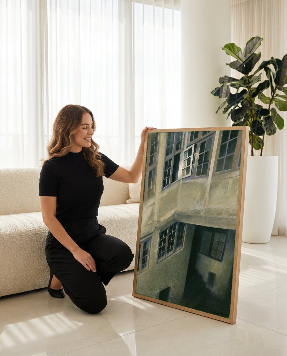 Quadro Decorativo Pátio com Janelas Abertas - Hammershøi com modelo em ambiente