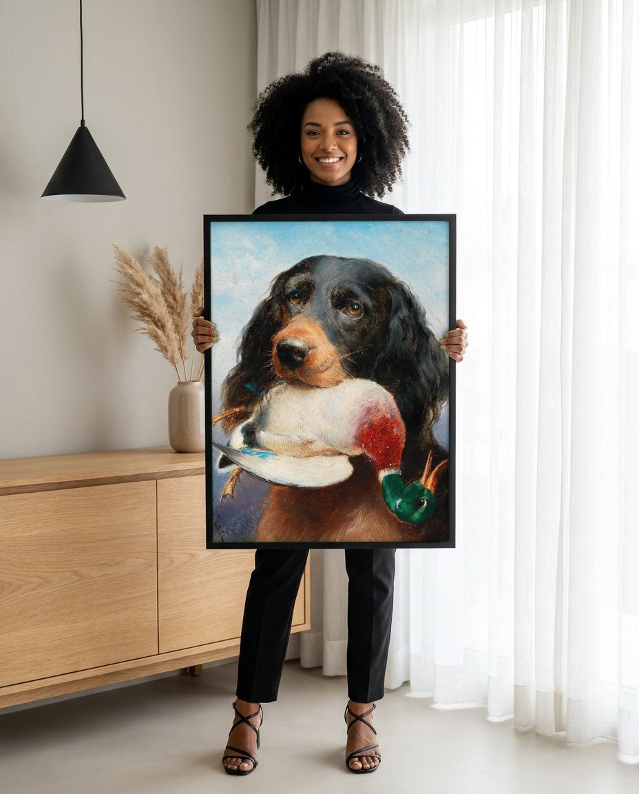Quadro Decorativo Cão de Caça com Pato - Carl Reichert | modelo apresentando o quadro emoldurado
