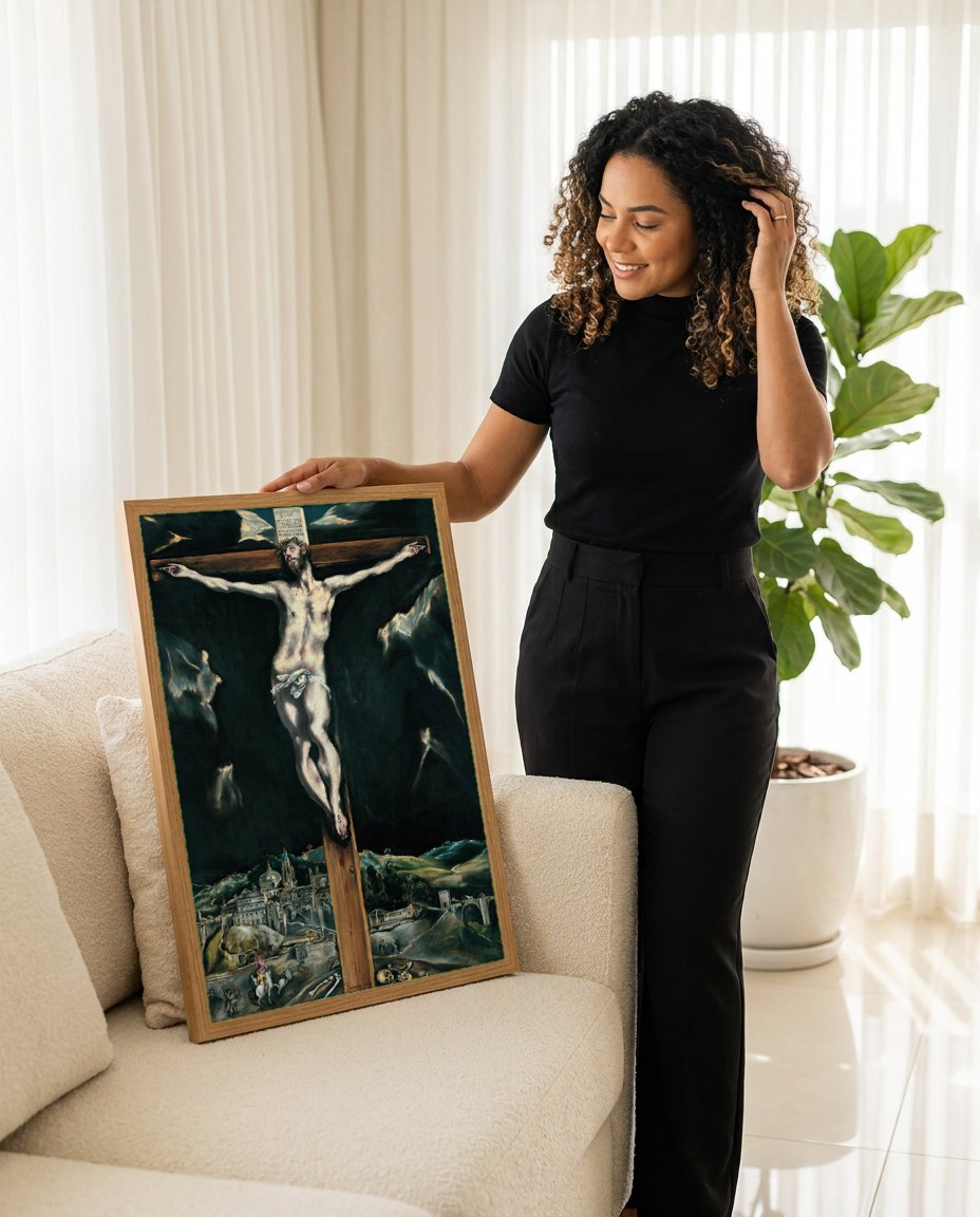 Quadro Decorativo A Crucificação - El Greco | modelo apresentando o quadro emoldurado