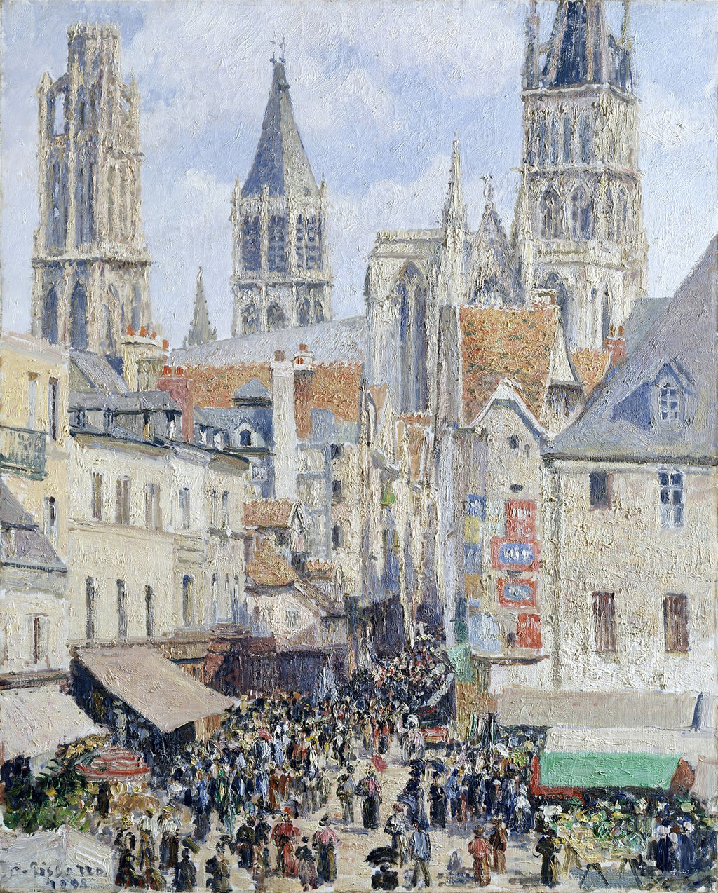 Pintura a óleo de Camille Pissarro representando uma rua movimentada de mercado em uma cidade europeia, com edifícios antigos e torres de igreja ao fundo sob um céu claro. A cena está cheia de pessoas e barracas de mercado.
