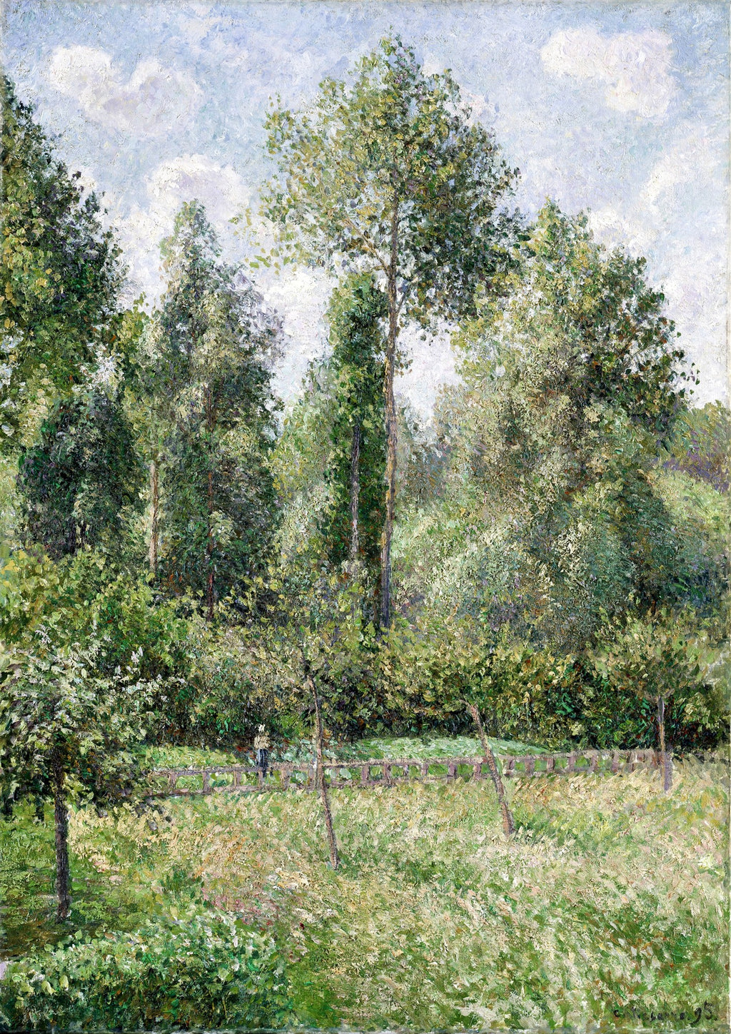 Quadro decorativo paisagem impressionista de Camille Pissarro, campo verde com árvores altas e densas, céu azul claro com nuvens brancas, pequena figura no centro ao fundo, tons de verde e azul dominantes.
