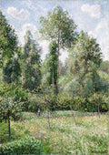 Quadro decorativo paisagem impressionista de Camille Pissarro, campo verde com árvores altas e densas, céu azul claro com nuvens brancas, pequena figura no centro ao fundo, tons de verde e azul dominantes.