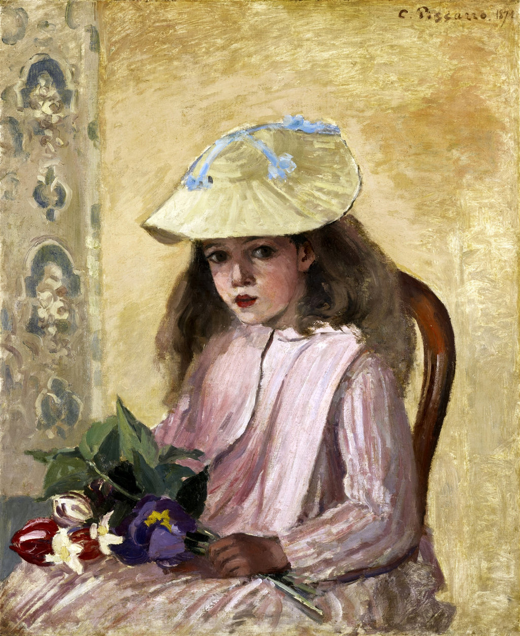 Retrato de uma jovem com cabelos castanhos longos, chapéu de palha adornado com fitas azuis, segurando um buquê de flores, incluindo tulipas vermelhas e flores roxas. A menina veste um vestido rosa claro e está sentada em uma cadeira de madeira, com um fundo em tons de amarelo e um painel decorativo à esquerda.