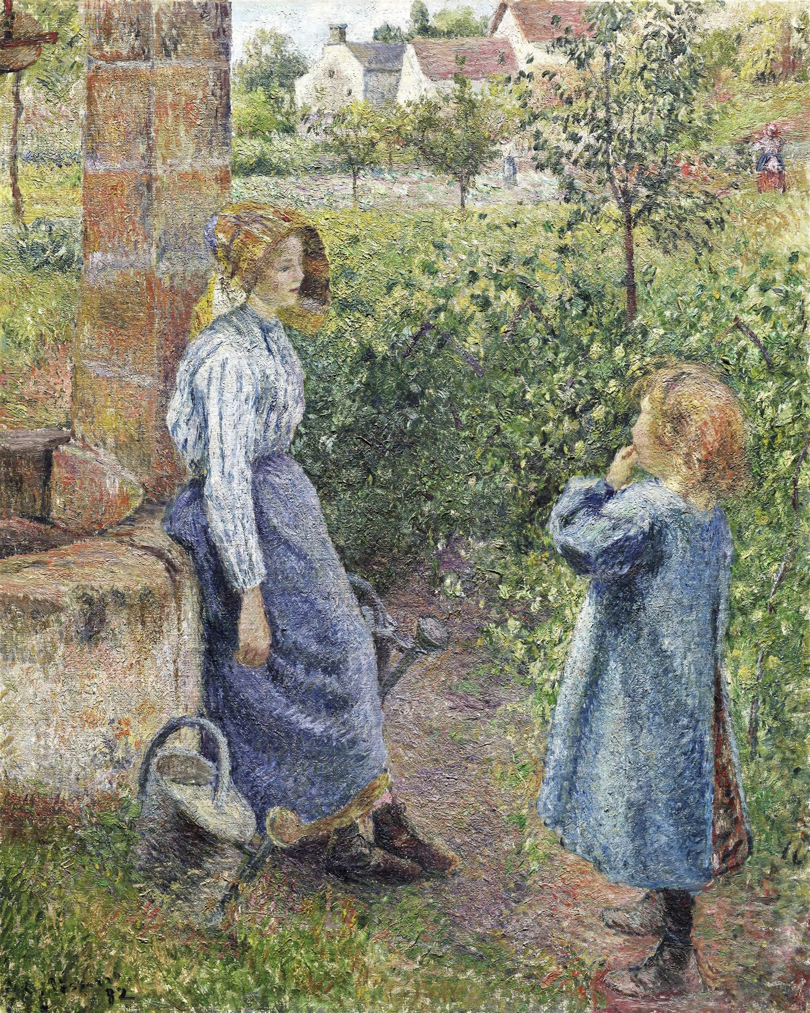 Pintura impressionista de Camille Pissarro mostrando duas figuras em um jardim, uma mulher e uma criança, com casas ao fundo e vegetação exuberante. A mulher está sentada ao lado de um muro de tijolos com um regador. A criança está de pé de costas, observando algo.