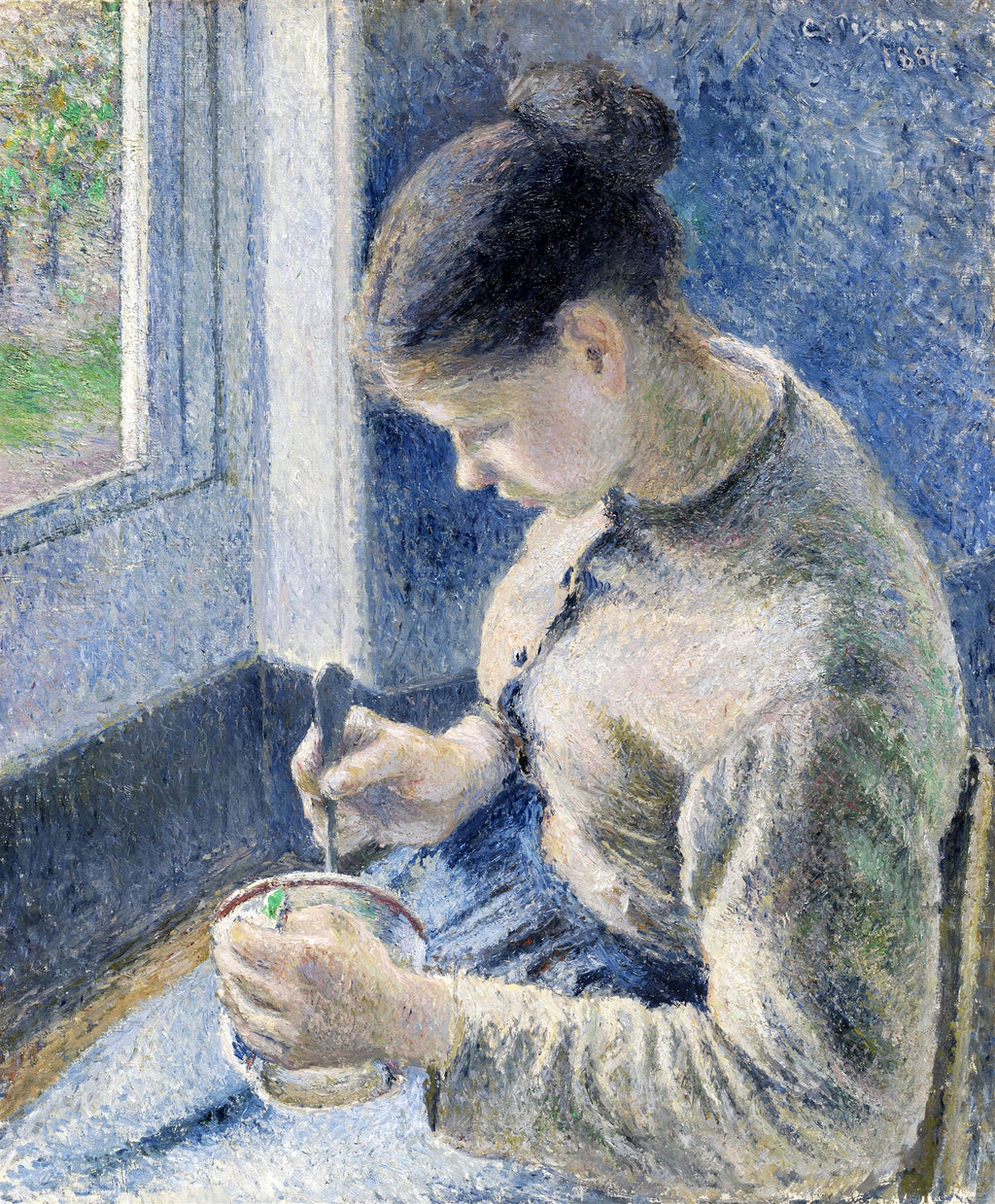 Quadro decorativo com pintura de Camille Pissarro, 'Jovem Mulher Costurando'. Retrata uma mulher de perfil, com coque, inclinada sobre uma tigela, com um objeto nas mãos, possivelmente costurando ou preparando algo. A luz entra por uma janela à esquerda, iluminando suavemente a cena em tons de azul, branco e cinza, com pontos de verde ao fundo.