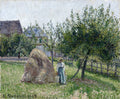 Pintura a óleo de Camille Pissarro, "Haystack, Pontoise", representando uma paisagem rural com um feno grande no centro, uma mulher ao lado e casas ao fundo, sob um céu claro.