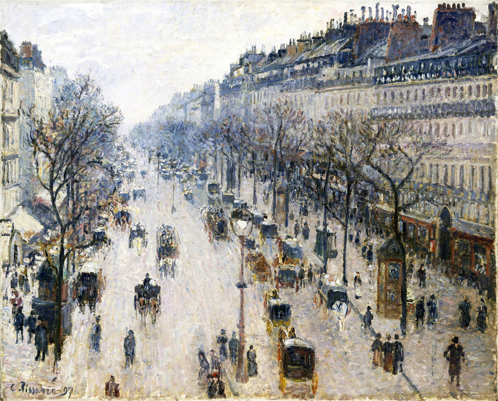 Quadro decorativo mostrando uma vista aérea de uma rua movimentada em Paris, o Boulevard Montmartre, com carruagens, pedestres e edifícios altos sob uma luz invernal e céu nublado. A pintura é no estilo impressionista, com pinceladas soltas e tons predominantemente frios de azul, cinza e branco. Assinatura do artista 'C. Pissarro 97' visível no canto inferior esquerdo.