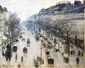 Quadro decorativo mostrando uma vista aérea de uma rua movimentada em Paris, o Boulevard Montmartre, com carruagens, pedestres e edifícios altos sob uma luz invernal e céu nublado. A pintura é no estilo impressionista, com pinceladas soltas e tons predominantemente frios de azul, cinza e branco. Assinatura do artista 'C. Pissarro 97' visível no canto inferior esquerdo.