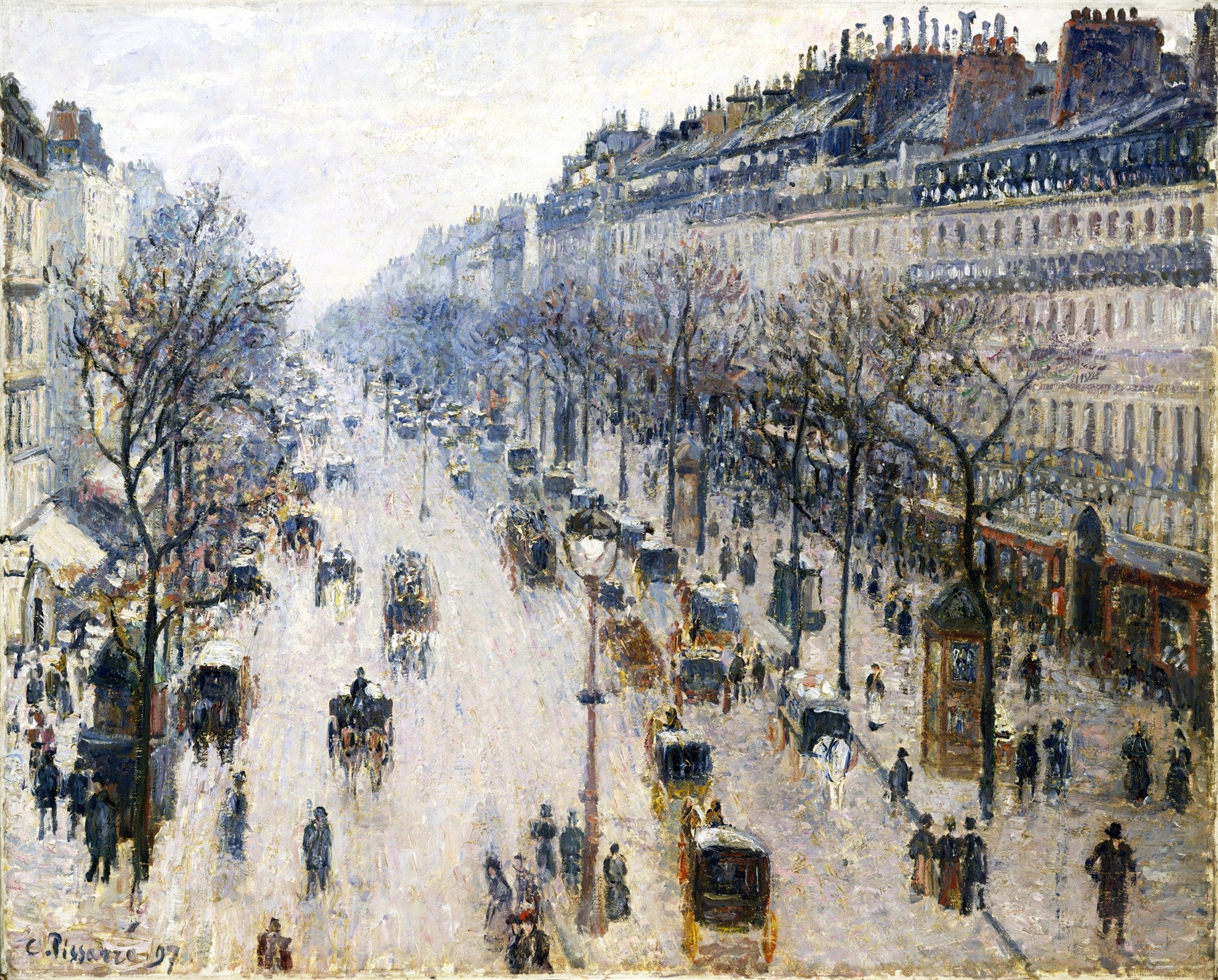 Quadro decorativo mostrando uma vista aérea de uma rua movimentada em Paris, o Boulevard Montmartre, com carruagens, pedestres e edifícios altos sob uma luz invernal e céu nublado. A pintura é no estilo impressionista, com pinceladas soltas e tons predominantemente frios de azul, cinza e branco. Assinatura do artista 'C. Pissarro 97' visível no canto inferior esquerdo.