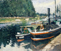Pintura a óleo de Camille Pissarro, Barcos no Sena, mostrando barcos atracados em um rio, com árvores verdes densas na margem oposta e um céu nublado. A técnica impressionista é evidente nas pinceladas visíveis e nos reflexos da água.