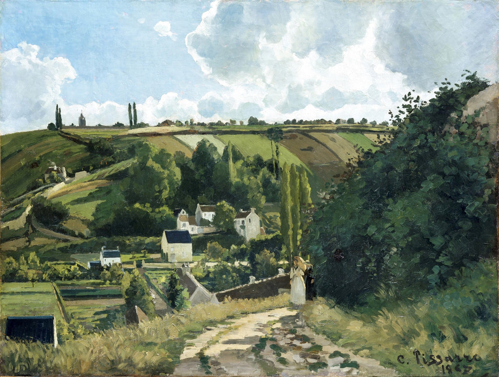 Quadro decorativo 'A Colina de Vesinet' de Camille Pissarro, retratando uma paisagem campestre com colinas verdes, casas brancas e uma estrada de terra. Uma figura feminina caminha na estrada, sob um céu azul com nuvens brancas.