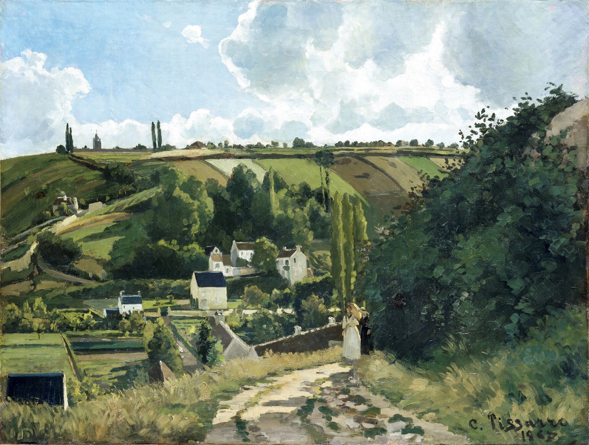 Quadro decorativo 'A Colina de Vesinet' de Camille Pissarro, retratando uma paisagem campestre com colinas verdes, casas brancas e uma estrada de terra. Uma figura feminina caminha na estrada, sob um céu azul com nuvens brancas.