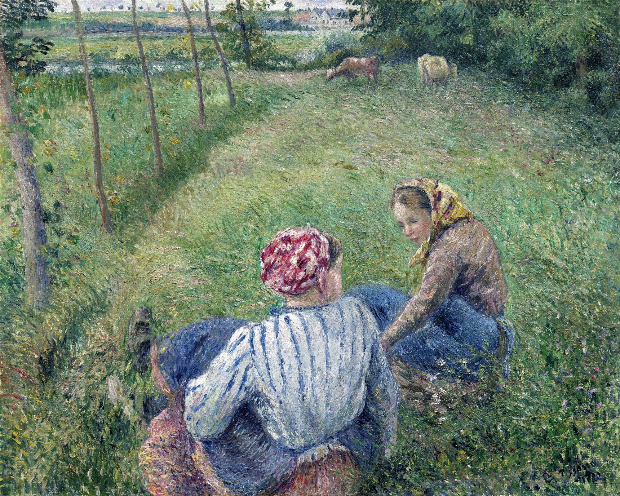 Duas mulheres camponesas colhendo no campo verdejante, com árvores e um rio ao fundo. A pintura exibe as pinceladas características do Impressionismo, com tons vibrantes de verde, marrom e azul, sob a autoria de Camille Pissarro.