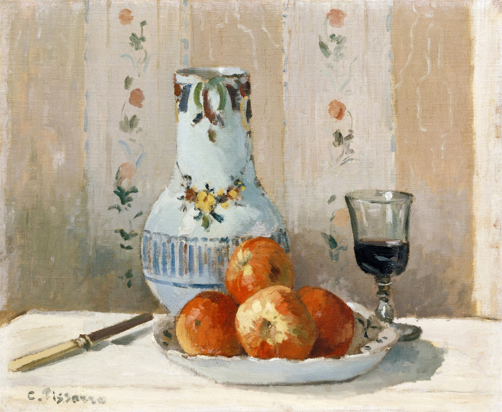 Natureza-morta de Camille Pissarro com maçãs vermelhas e amarelas em um prato branco, uma jarra decorada em azul e branco, um copo de vinho escuro e uma faca sobre uma mesa branca com fundo de papel de parede floral.