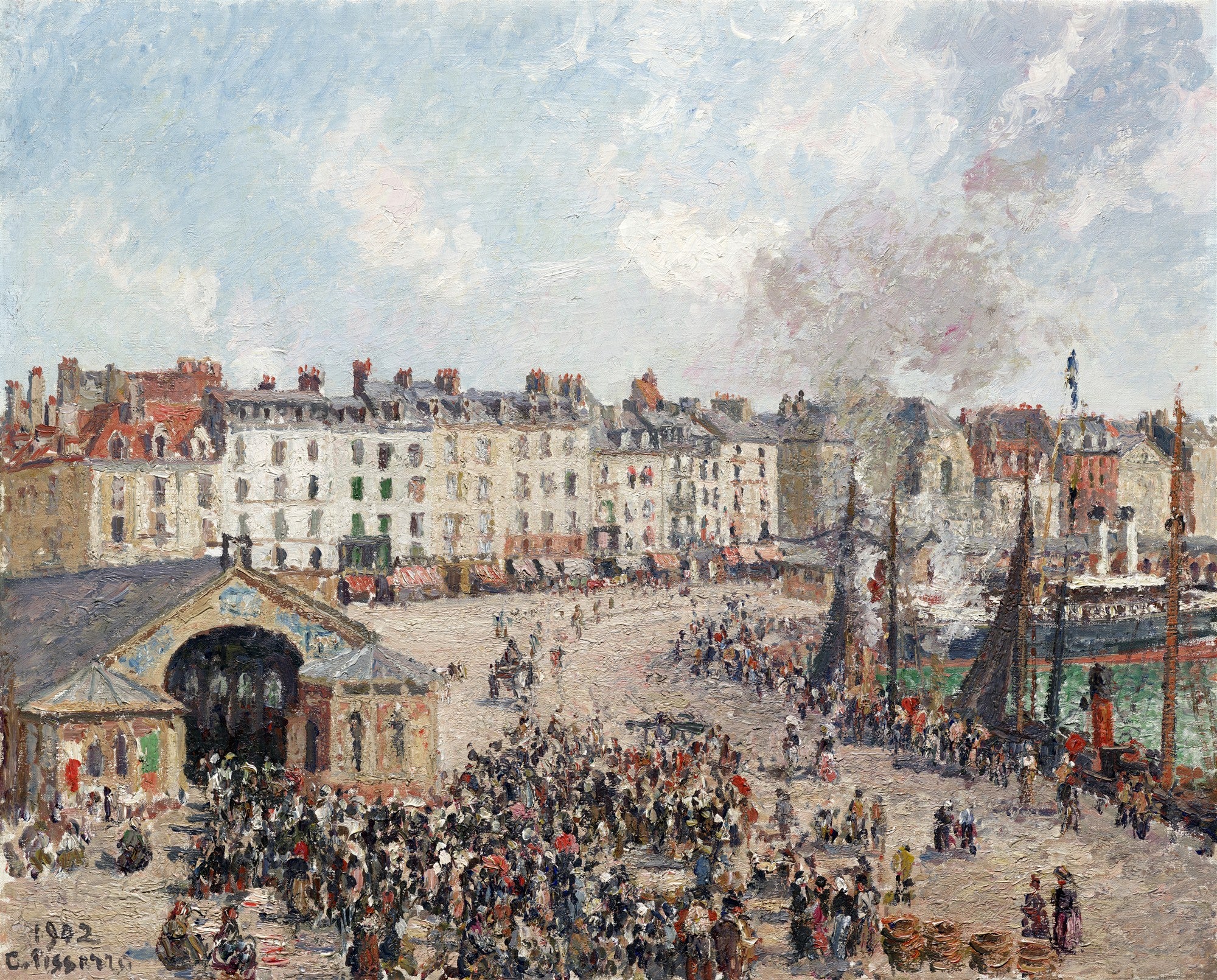 Quadro de Camille Pissarro, Le Port de Dieppe. Uma cena de porto movimentada com edifícios, pessoas e barcos sob um céu azul claro com nuvens.