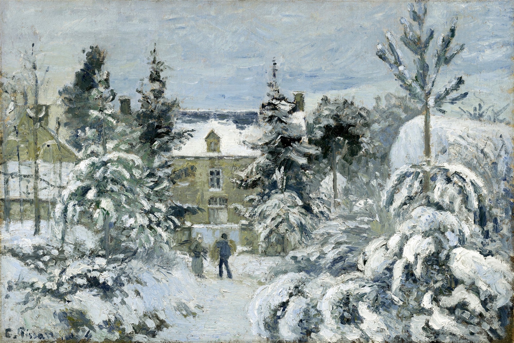 Pintura a óleo de Camille Pissarro mostrando uma paisagem de inverno com neve cobrindo árvores, arbustos e o telhado de uma casa ao fundo. Duas figuras humanas pequenas caminham por um caminho nevado.