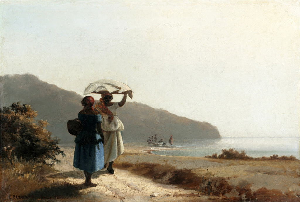 Quadro decorativo com pintura de Camille Pissarro, 'Duas Mulheres à Beira-Mar', mostrando duas mulheres em trajes antilhanos caminhando em uma praia de areia clara com montanhas ao fundo e um céu pálido.
