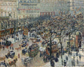 Quadro decorativo mostrando uma cena noturna de rua em Paris, com árvores secas, edifícios e pessoas em coches e a pé. A iluminação é difusa, e a cena transmite um movimento urbano intenso. Atribuído a Camille Pissarro.