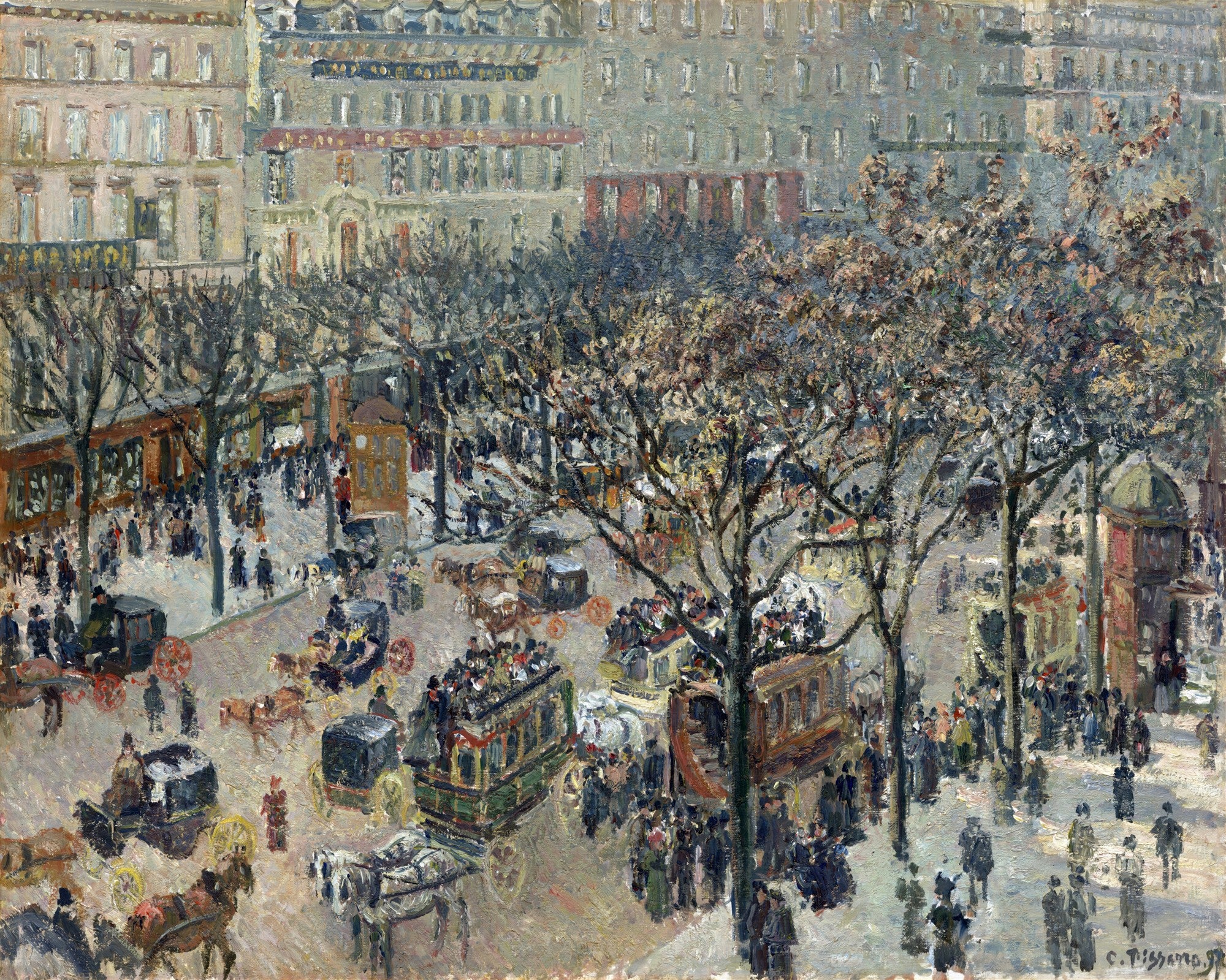 Quadro decorativo mostrando uma cena noturna de rua em Paris, com árvores secas, edifícios e pessoas em coches e a pé. A iluminação é difusa, e a cena transmite um movimento urbano intenso. Atribuído a Camille Pissarro.