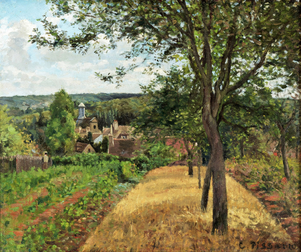 Pintura a óleo de Camille Pissarro, 'A Colheita de Ervilhas', mostrando uma paisagem rural com um caminho dourado de palha, árvores frondosas, um campo de ervilhas e, ao fundo, um vilarejo com uma torre de igreja sob um céu azul claro com nuvens brancas.