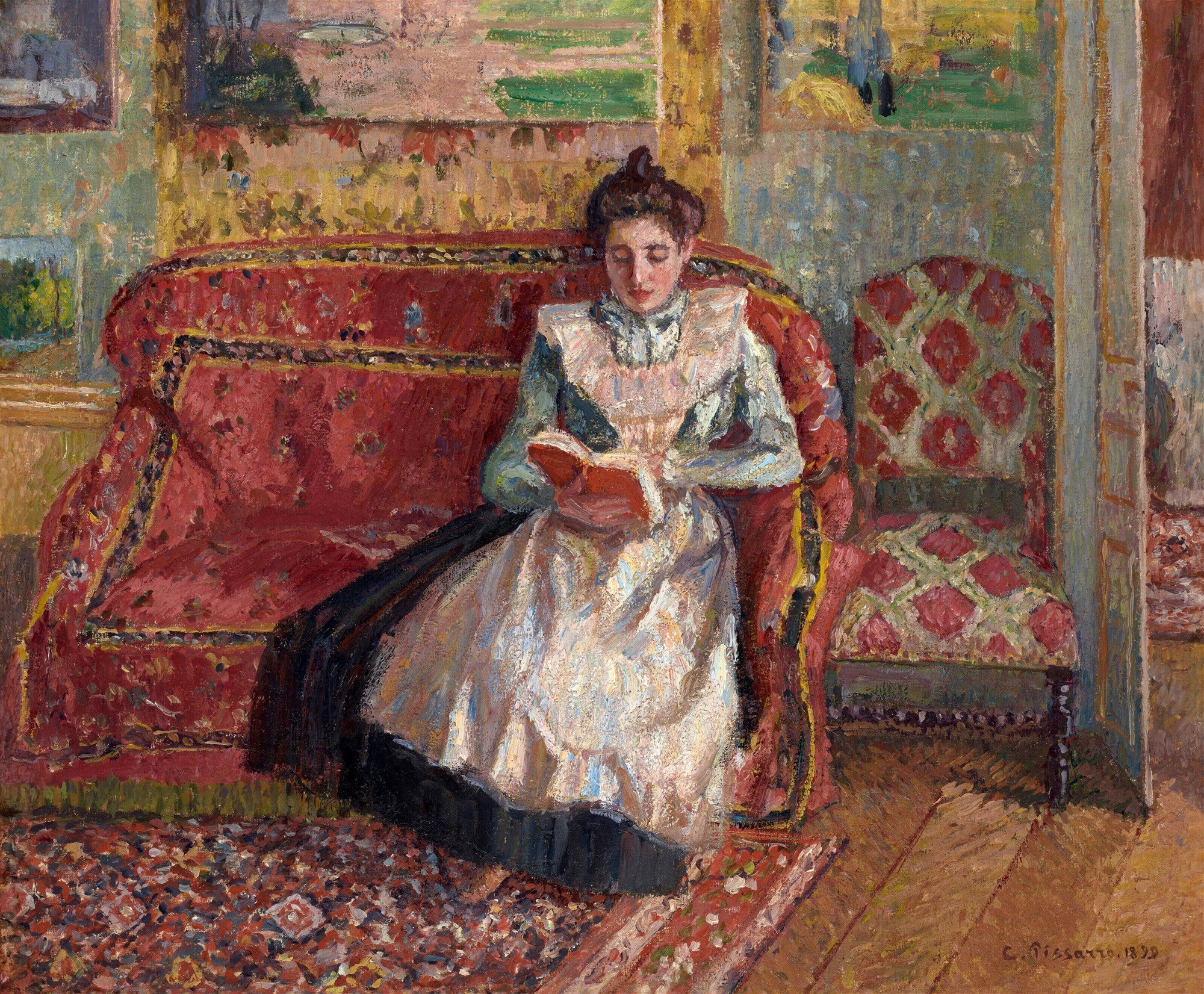 Quadro decorativo 'A Leitora' de Camille Pissarro, retratando uma mulher sentada em um sofá vermelho lendo um livro, com pinceladas pontilhistas.