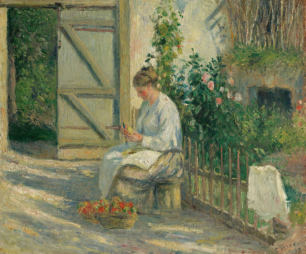 Mulher sentada ao ar livre descascando maçãs, com uma cesta de frutas ao lado e uma cerca com rosas ao fundo. A luz do sol incide sobre a cena, criando sombras e realces. A obra é de Camille Pissarro.