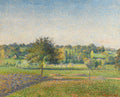 Pintura de Camille Pissarro mostrando um campo verde com árvores e pequenas casas ao fundo, sob um céu azul claro. A técnica de pinceladas curtas e visíveis é evidente, criando uma textura pontilhada e vibrante, característico do impressionismo.