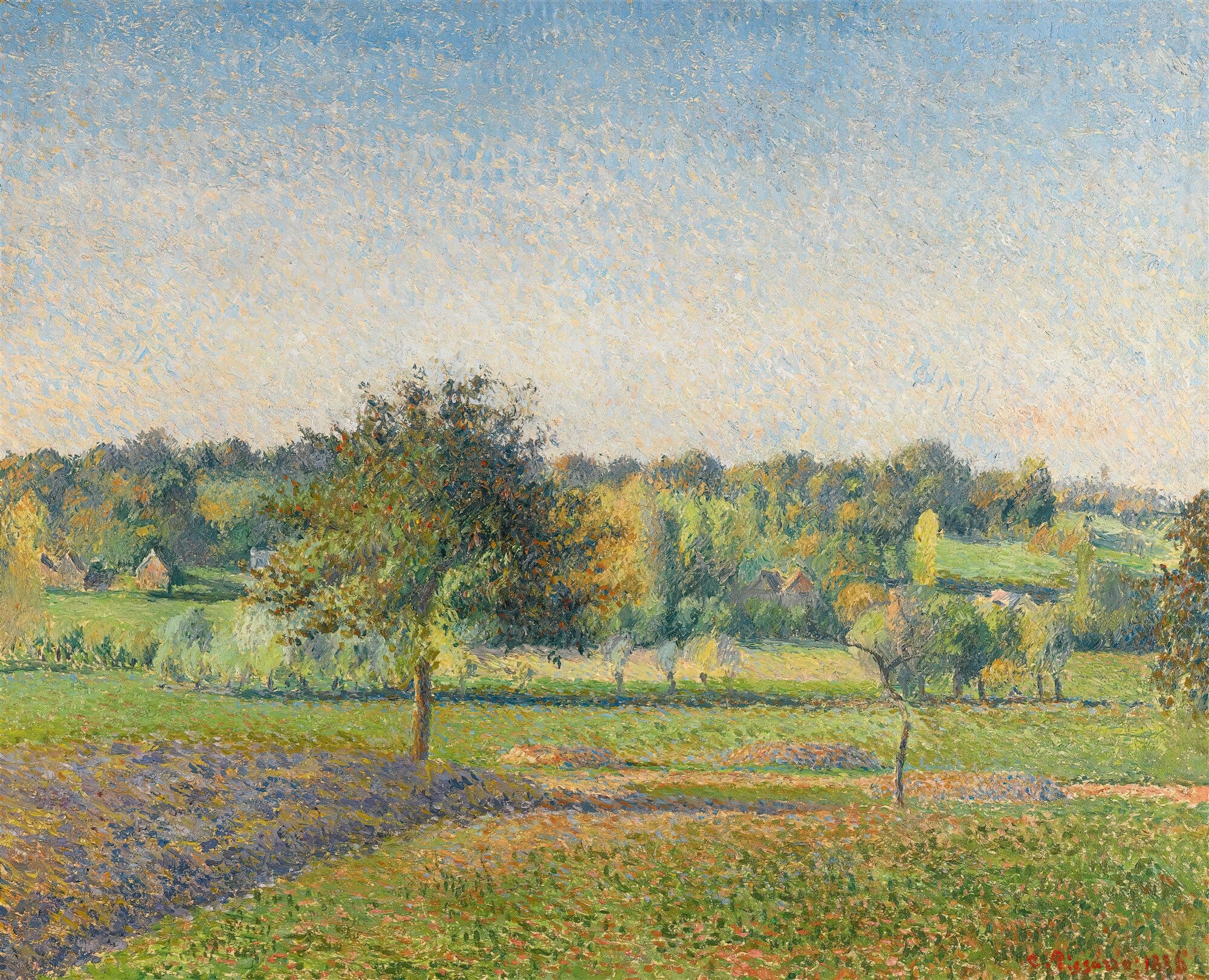Pintura de Camille Pissarro mostrando um campo verde com árvores e pequenas casas ao fundo, sob um céu azul claro. A técnica de pinceladas curtas e visíveis é evidente, criando uma textura pontilhada e vibrante, característico do impressionismo.