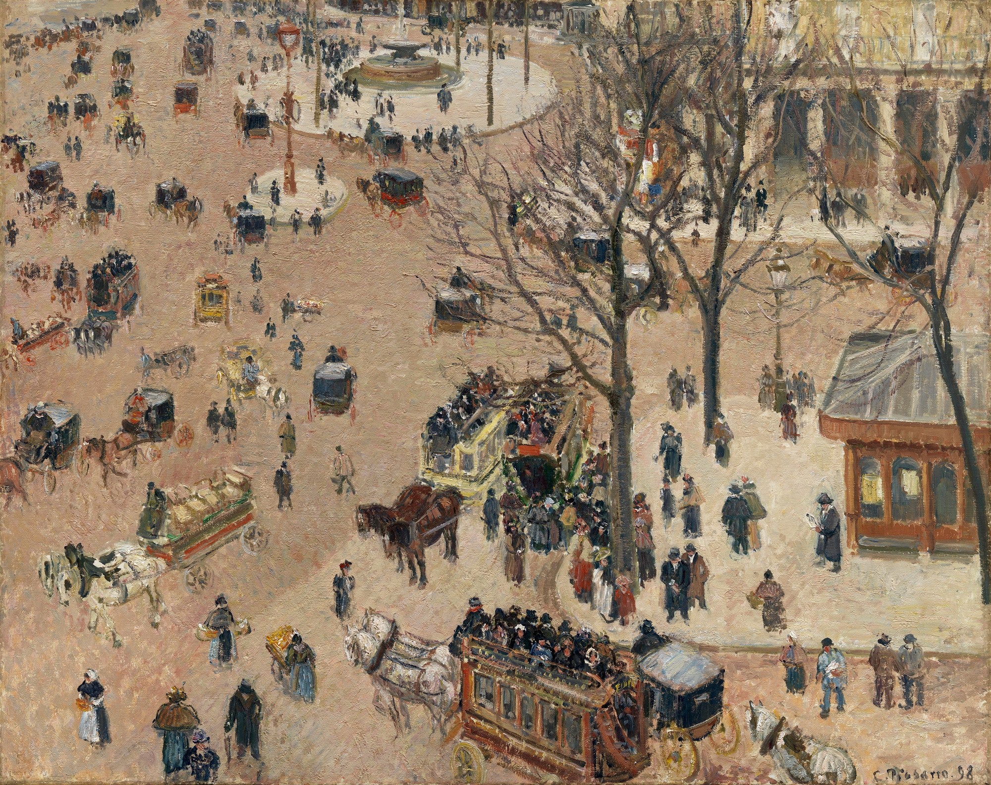 Pintura a óleo de Camille Pissarro mostrando uma vista aérea de um movimentado boulevard parisiense com pessoas, carruagens e árvores secas, sob uma luz difusa.