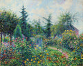 Quadro decorativo com pintura impressionista de um jardim exuberante e colorido, com flores e folhagens densas, um caminho de terra avermelhada e uma casa ao fundo. A luz do sol incide sobre as plantas.