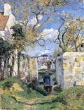 Pintura a óleo de Camille Pissarro, 'A Carriola', mostrando uma figura feminina empurrando uma carriola em um caminho de terra ladeado por muros e árvores com folhagem amarelada sob um céu azul com nuvens brancas, com casas ao fundo.