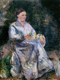 Pintura a óleo de Camille Pissarro retratando uma mulher camponesa sentada, com vestido azul e branco, em um ambiente natural com fundo verde escuro e pinceladas soltas.